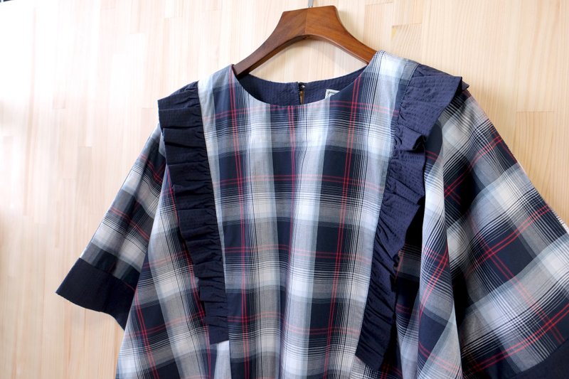 Sleeve Ruffle Cut Top/Navy Plaid - เสื้อผู้หญิง - ผ้าฝ้าย/ผ้าลินิน สีน้ำเงิน