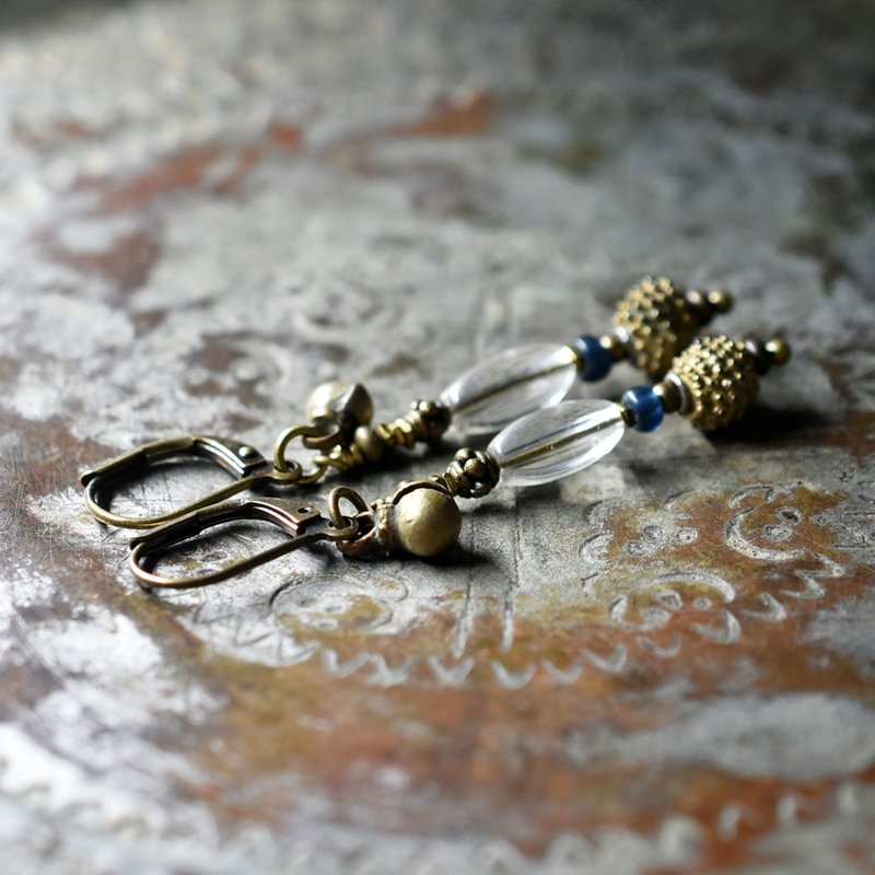 アンティークボヘミアビーズとインディゴブルービーズ、ベニン族のツブツブビーズ、民族鈴のピアス - 耳環/耳夾/耳骨夾 - 玻璃 金色