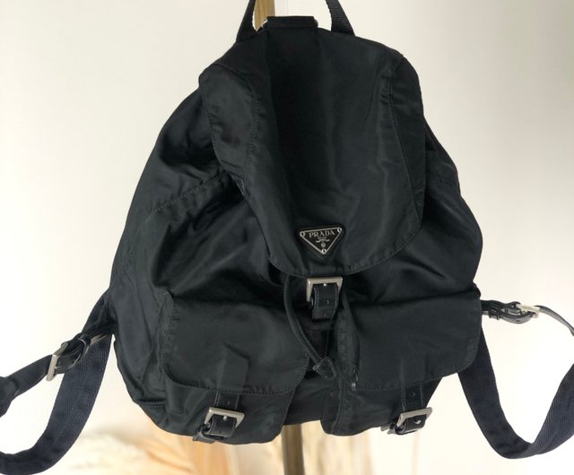 日本直送 名牌中古包 】PRADA プラダ バックパック ブラック トライアングルロゴ ナイロン ダブルポケット vintage pjkg7z -  ショップ VintageShop solo リュック・バックパック - Pinkoi