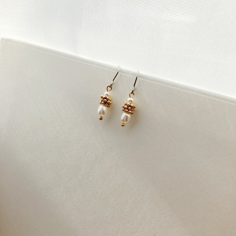 【Pearl Pine Cone】Pearl Bronze Earrings - ต่างหู - ไข่มุก ขาว