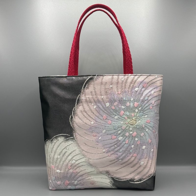 着物 帯 帯締め ハンドメイド トートバッグ リメイク 六通柄袋帯 唐織 舞花文 黒地 - 手提包/手提袋 - 絲．絹 黑色