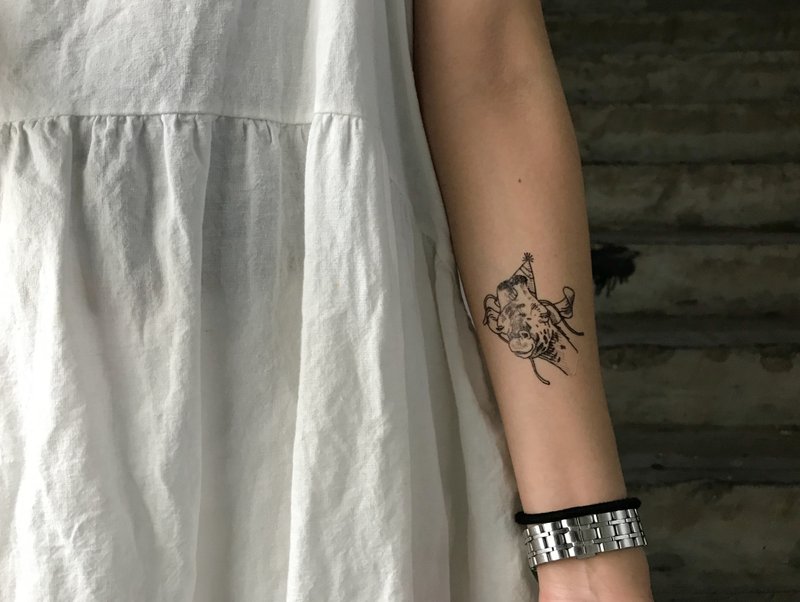 วัสดุอื่นๆ สติ๊กเกอร์แทททู สีดำ - cottontatt party animal giraffe temporary tattoo sticker