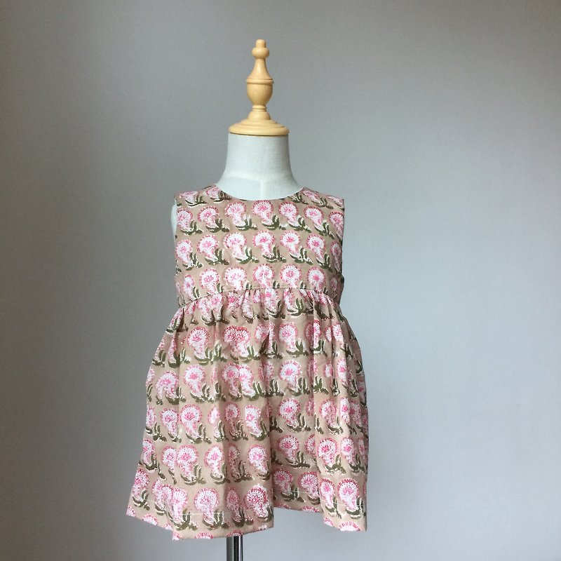 Girl top, sleeveless, beige floral handblock - เสื้อยืด - ผ้าฝ้าย/ผ้าลินิน สีนำ้ตาล