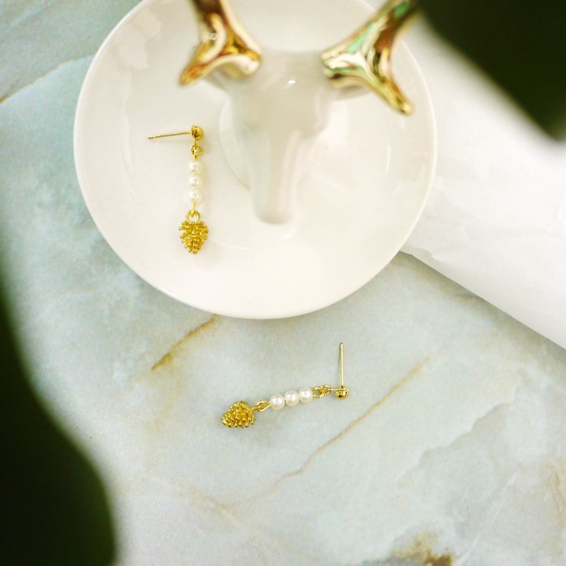 [Refurbished] Pine cone white pearl light earrings - Earrings & Clip-ons - Other Metals White