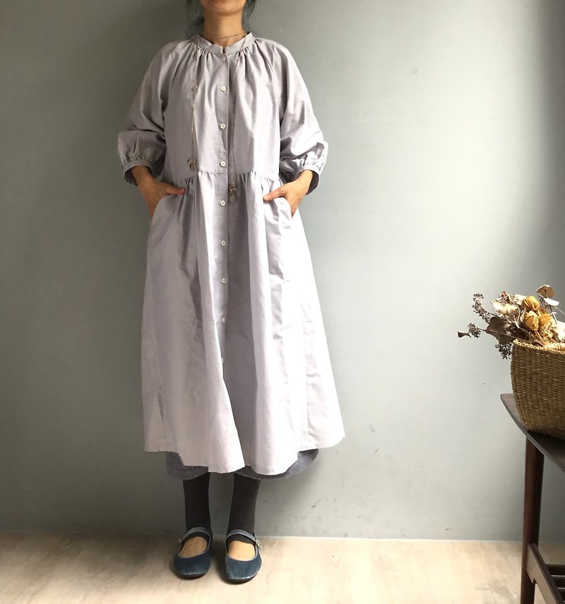 Travel within the island/Milk gray small stand-up collar and billowing sleeves/three-quarter sleeves fully buttoned jacket style long dress 100% cotton - ชุดเดรส - ผ้าฝ้าย/ผ้าลินิน 