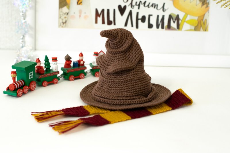 The little sorting hat and scarf of the Harry Potter Wizard's Gryffindor Faculty - 玩偶/公仔 - 棉．麻 咖啡色