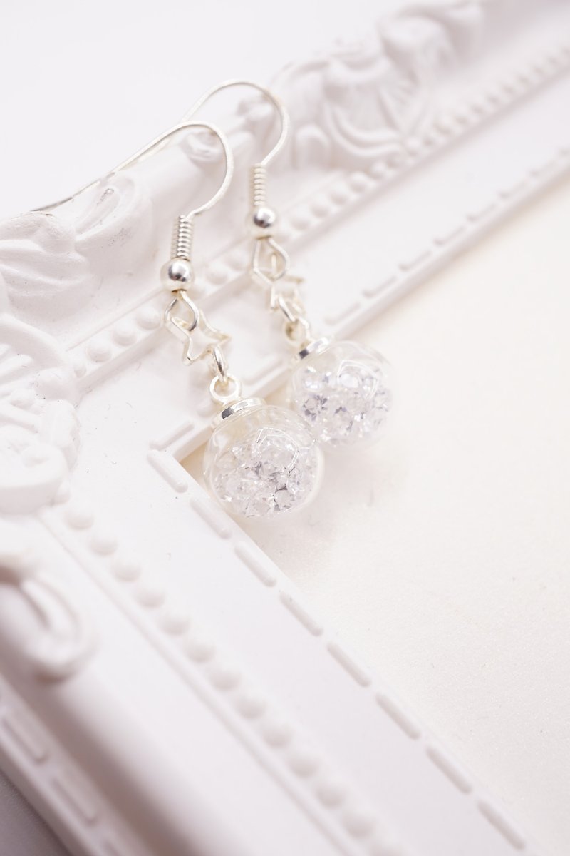 A Handmade 白水晶玻璃球吊耳環 - 耳環/耳夾 - 玻璃 