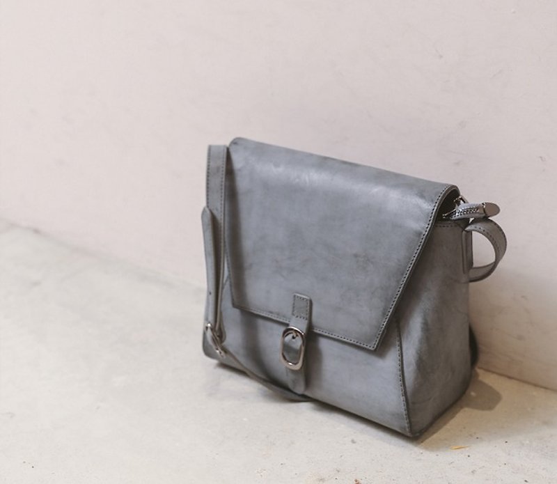 Small buckle shape hard shell leather envelope bag with color gray blue leather - กระเป๋าแมสเซนเจอร์ - หนังแท้ สีน้ำเงิน