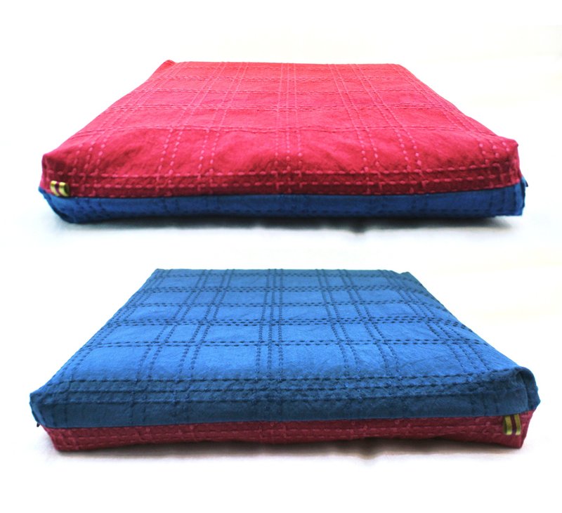 S-Zabuton seat Cushion Indigo and Lac natural dyed cotton, 35x35cm / 13.8 in - หมอน - ผ้าฝ้าย/ผ้าลินิน สีน้ำเงิน