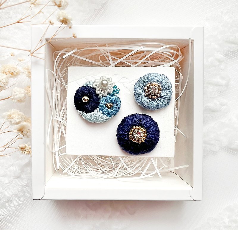 3-color flower blue set hand-embroidered small flower 3-color earrings - Earrings & Clip-ons - Thread Multicolor