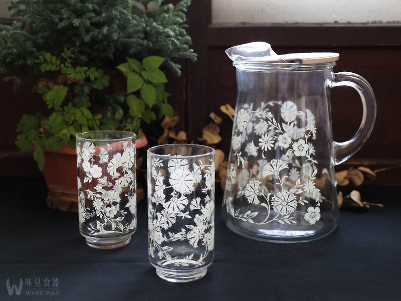 Early imported cold water cup and pot-plum blossoms, dianthus and small daisies (tableware/oldware/old objects/glass)