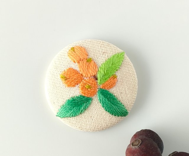枇杷のミニ刺繍ブローチ - ショップ かなちゃん手刺繍工房