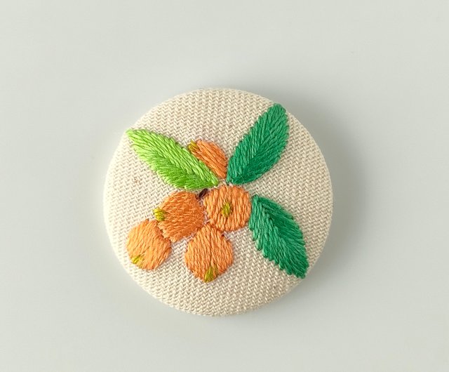 【専用】ハンドメイド　刺繍ブローチ 枇杷のミニ刺繍ブローチ - ショップ かなちゃん手刺繍工房