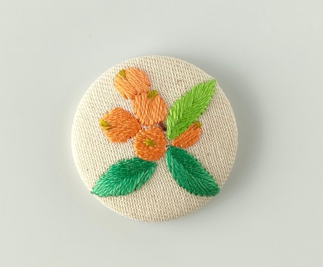 【専用】ハンドメイド　刺繍ブローチ 枇杷のミニ刺繍ブローチ - ショップ かなちゃん手刺繍工房