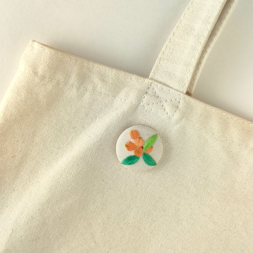 枇杷のミニ刺繍ブローチ - ショップ かなちゃん手刺繍工房
