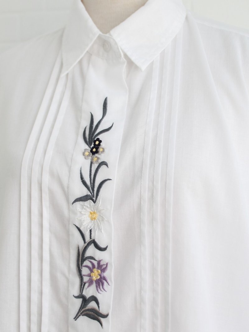 Vintage European early spring elegant flower embroidered cotton loose cotton short sleeve vintage shirt - เสื้อเชิ้ตผู้หญิง - ผ้าฝ้าย/ผ้าลินิน ขาว