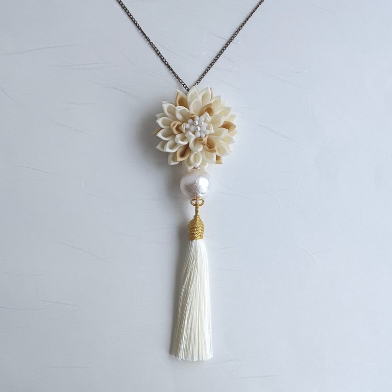 Dahlia pendant with tassel, cream white, knob work - สร้อยคอ - ผ้าฝ้าย/ผ้าลินิน สีทอง