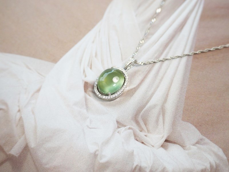Grapestone Necklace • Designers' Choice | Light Luxury Collection • With Gift Wrapping - สร้อยคอ - เครื่องเพชรพลอย สีเขียว
