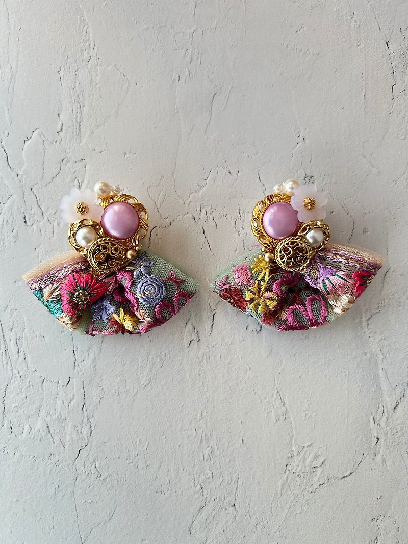 Japanese vintage button and embroidered ribbon earrings - ต่างหู - พลาสติก หลากหลายสี