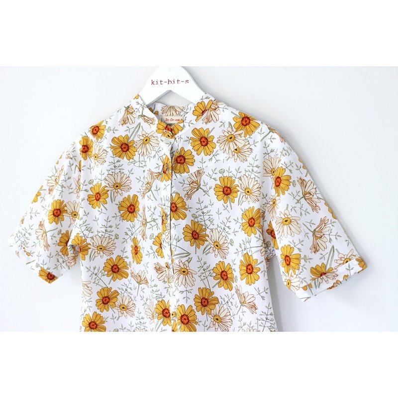 Round neck shirt with front slit, triangle front cut, yellow and white daisy pattern - 女上衣/長袖上衣 - 棉．麻 黃色