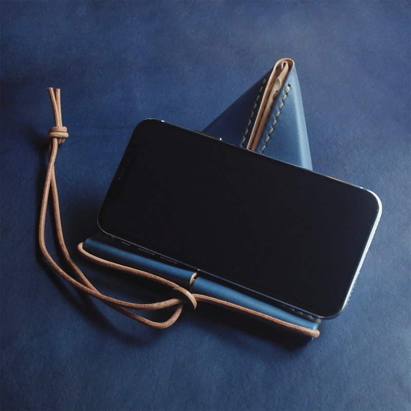 Tablet & Smartphone Stand using Indigo Dyed Leather【oruto/おると】 - Phone Stands & Dust Plugs - Genuine Leather Blue