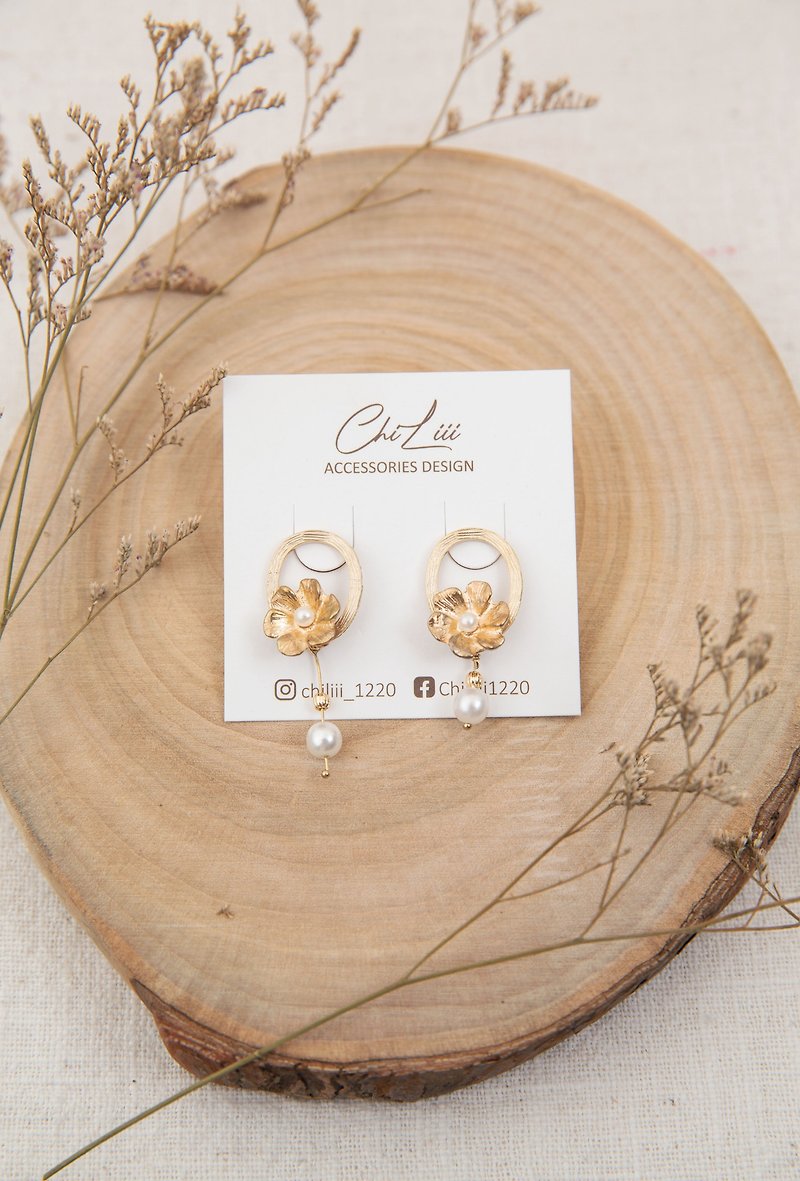 . Gilt flower. Fog gold engraved metal circle metal flower hand-woven beaded earrings/ Clip-On - Earrings & Clip-ons - Copper & Brass Gold