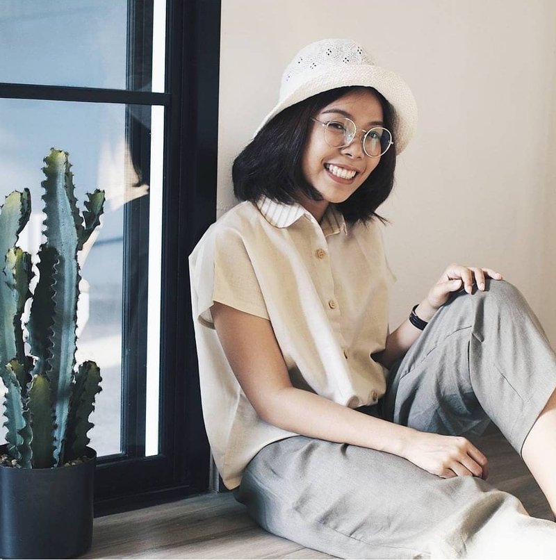 Linen Shirt with Wooden buttons (Short-sleeved)-Tea - 女上衣/長袖上衣 - 棉．麻 卡其色