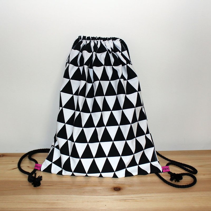 【現貨】幾何圖案雙肩背包 - 水桶袋/索繩袋 - 聚酯纖維 黑色