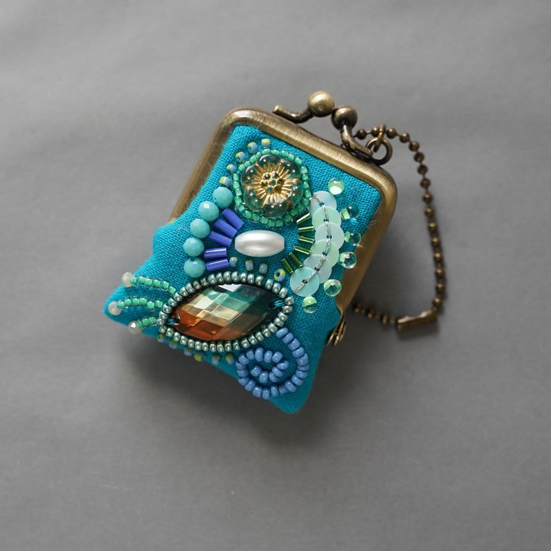 ネックレスにも、バッグチャームにも、小さな小さなビーズ刺繍のがま口　31　ブルー　プレゼント　アクセサリーケース - 吊飾/掛飾 - 棉．麻 藍色