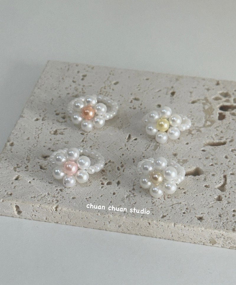 Healing Beads-White Mini Beaded Flower Ring - แหวนทั่วไป - วัสดุอื่นๆ หลากหลายสี