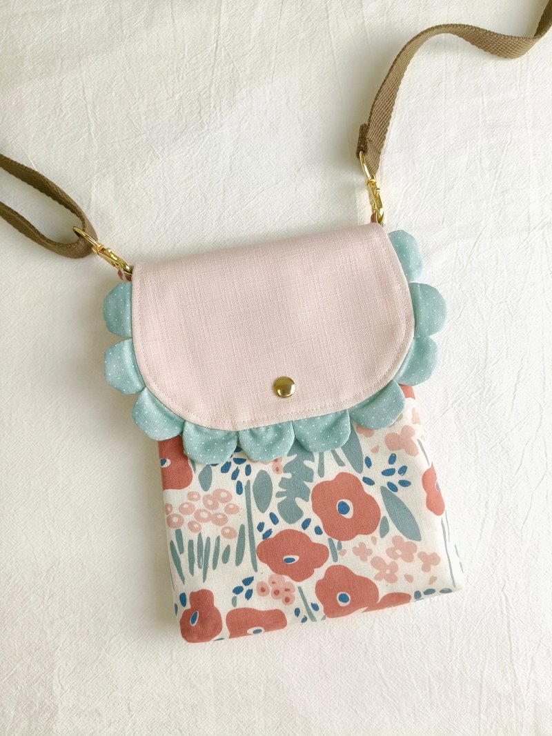 Light Creamy White Floral Phone Crossbody Bag / Phone Pouch / Everyday Carry Bag - กระเป๋าแมสเซนเจอร์ - ผ้าฝ้าย/ผ้าลินิน 