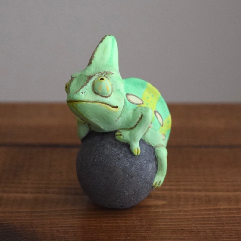 The chameleon on the stone - Items for Display - Plastic Green