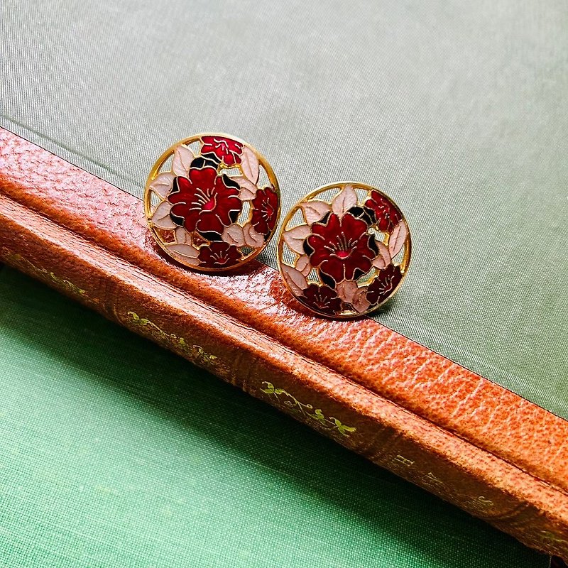 Antique cloisonné The Fish white leaves and red flowers round hollow earrings - ต่างหู - วัตถุเคลือบ 