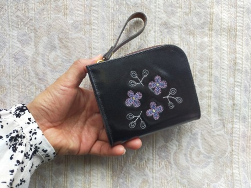 Pinkoi 代購 -  刺繡皮革錢包「Sumire」亮面黑色（山羊皮革）小巧雙折錢包 - 錢包/皮夾/長短夾 - 真皮 