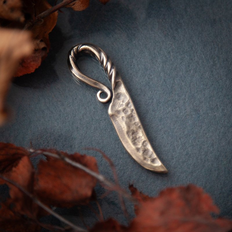 Big rustic knife pendant. Massive blacksmith necklace. Knife jewelry. Weapon - 項鍊 - 其他金屬 橘色