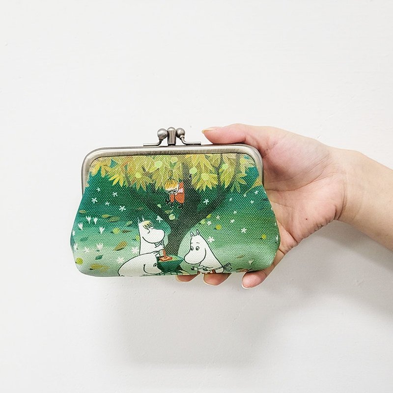 【Pinkoi x Moomin】Moominvalley Double clasp purse Illustrated print bag - green - กระเป๋าใส่เหรียญ - ผ้าฝ้าย/ผ้าลินิน สีเขียว