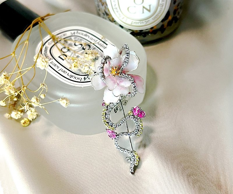Hua Xin Rabbit x Ke Luohua jointly designed brooch_Water Hibiscus Love - Brooches - Other Metals Silver