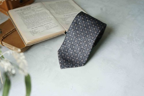 Papas Bow Tie 紳士古董絲質領帶-GIVENCHY-100% silk黑色系經典LOGO印花