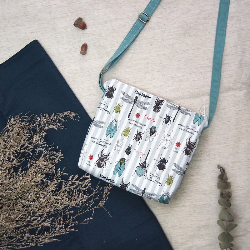 [Spot] Limited Summer Handmade Insect Pictorial Shoulder Backpack - กระเป๋าแมสเซนเจอร์ - ผ้าฝ้าย/ผ้าลินิน ขาว