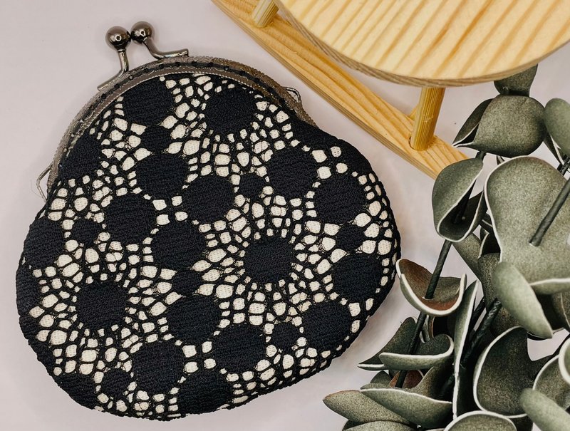 Japanese polka dot hollow lace mouth gold bag - olive black - coin purse. lace series. handmade in Taiwan - Coin Purses - Other Materials Black