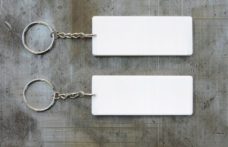 客製化禮物 橫向自訂字句白底紅字/黑字匙扣 - 鑰匙圈/鑰匙包 - 壓克力 