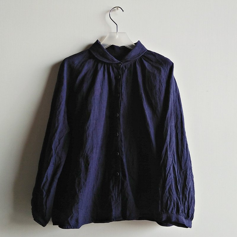 Fine-folded sleeved shirt linen dark blue - เสื้อผู้หญิง - ผ้าฝ้าย/ผ้าลินิน สีน้ำเงิน