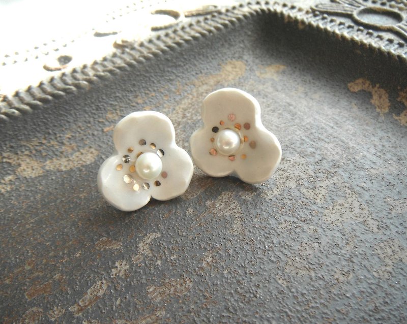 Flower earrings / Clip-On pansy