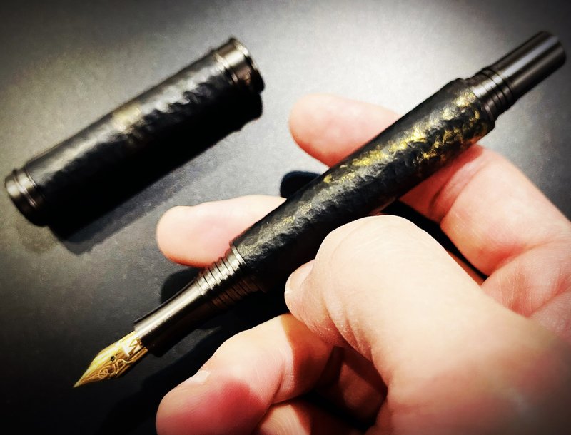 寫下的力量 溫紋陶工藝【溫紋陶工藝】低奢金 Beyond Black 鋼筆 - 鋼筆 - 其他金屬 金色