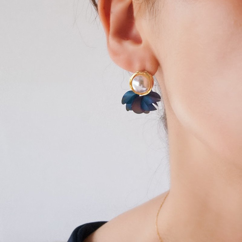 花綻放蕾絲與珍珠的復古耳環(18K鍍金) | 海軍藍蕾絲 - 耳環/耳夾/耳骨夾 - 其他材質 藍色