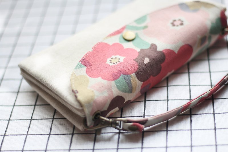 Hand-made three-layer pouch. Brilliant pink summer flowers - Wallets - Cotton & Hemp Pink