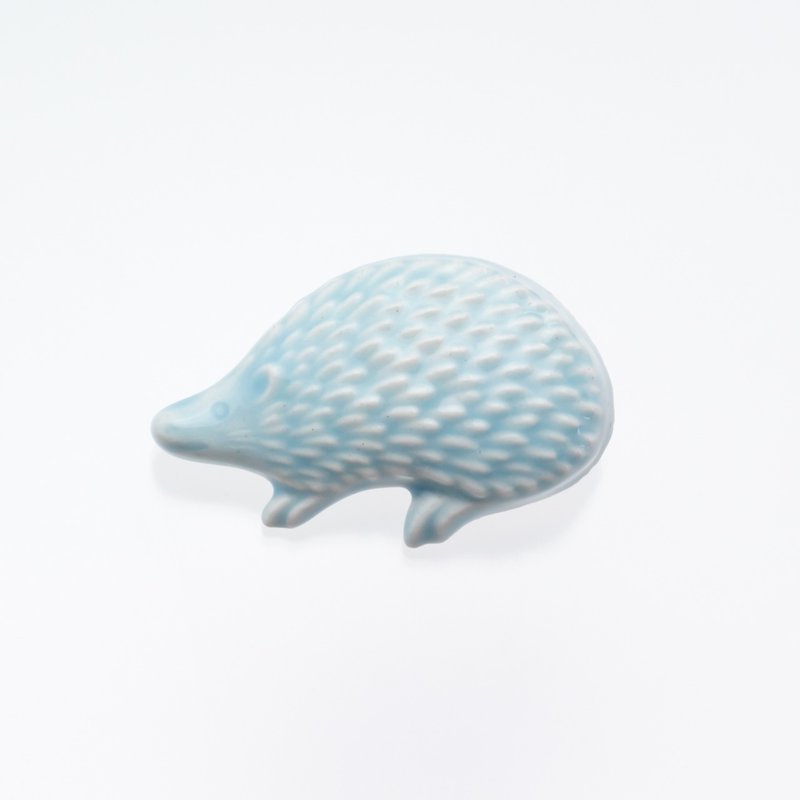 ceramics brooch hedgehog blue - เข็มกลัด - ดินเผา สีน้ำเงิน