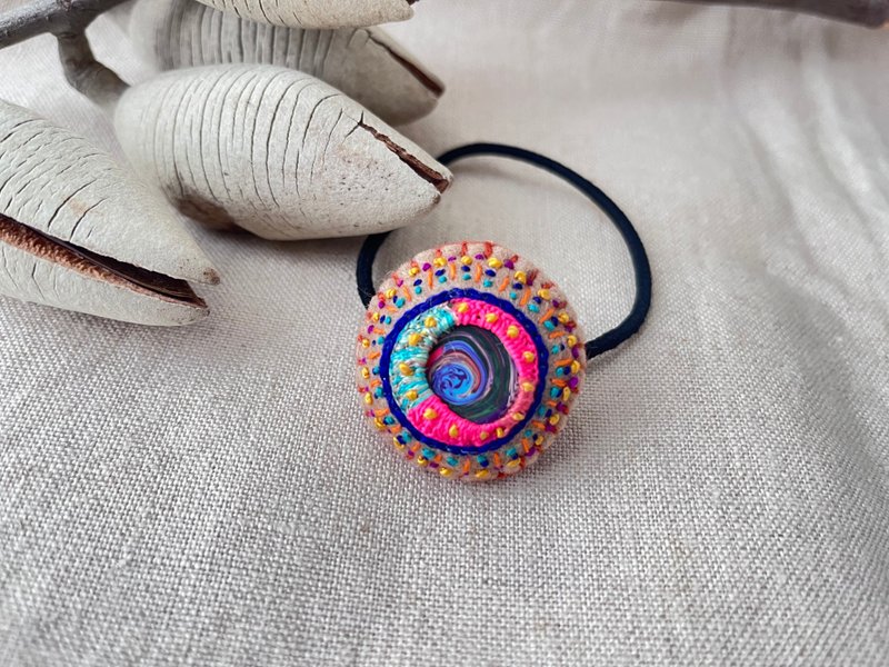 Round embroidered hair tie with polymer clay parts wrapped around it - เครื่องประดับผม - งานปัก 