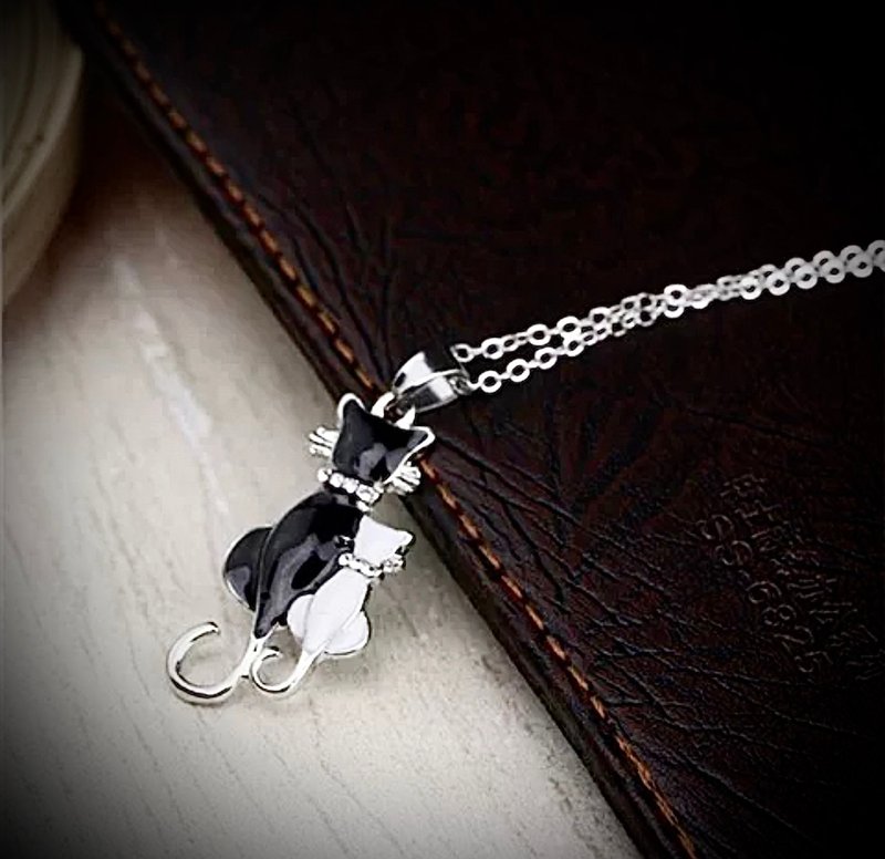 Cute black and white cat back oil drop micro-paved Stone situational pendant s925 sterling silver personalized necklace - สร้อยคอ - เงินแท้ สีเงิน