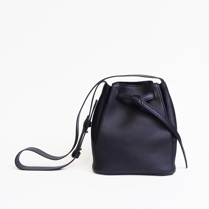 Tye Leather Bucket bag in Black - 側背包/斜孭袋 - 真皮 黑色